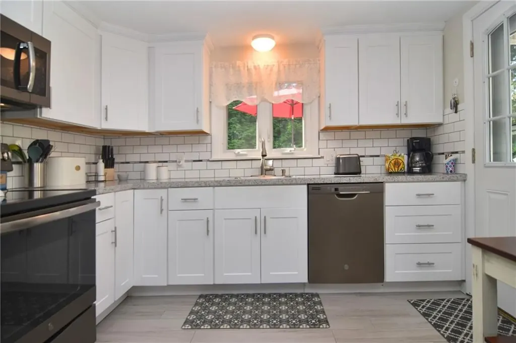 52 Woodridge Road Narragansett RI 02882