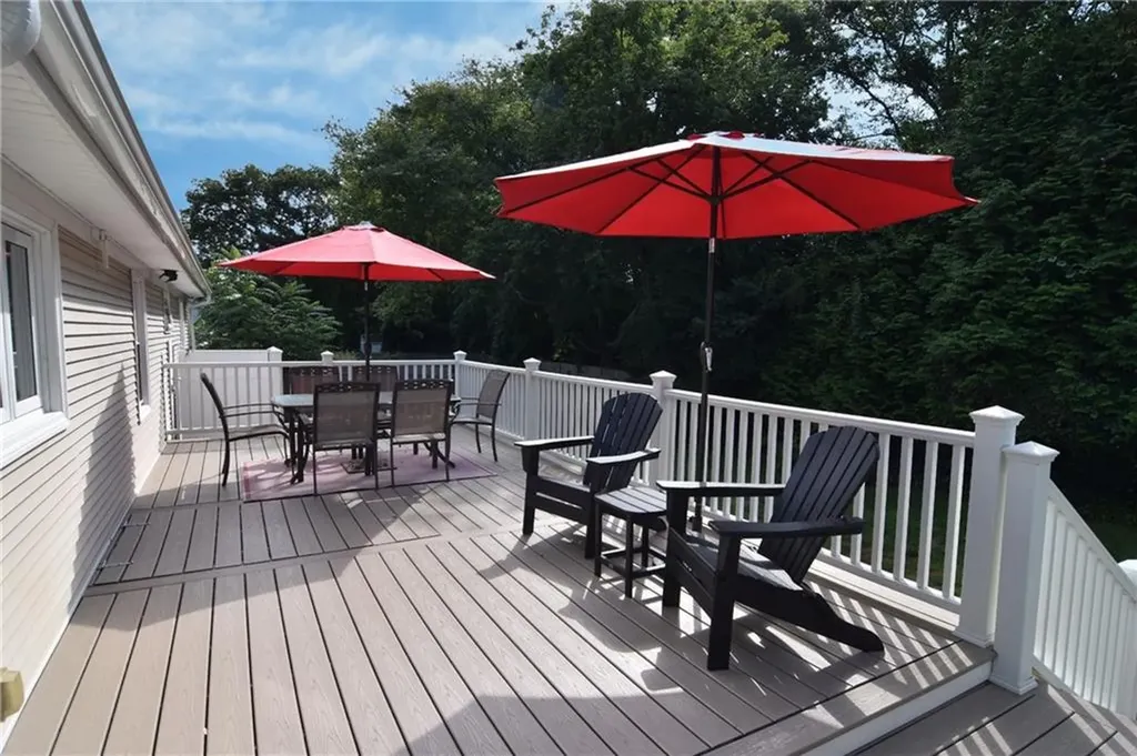 52 Woodridge Road Narragansett RI 02882