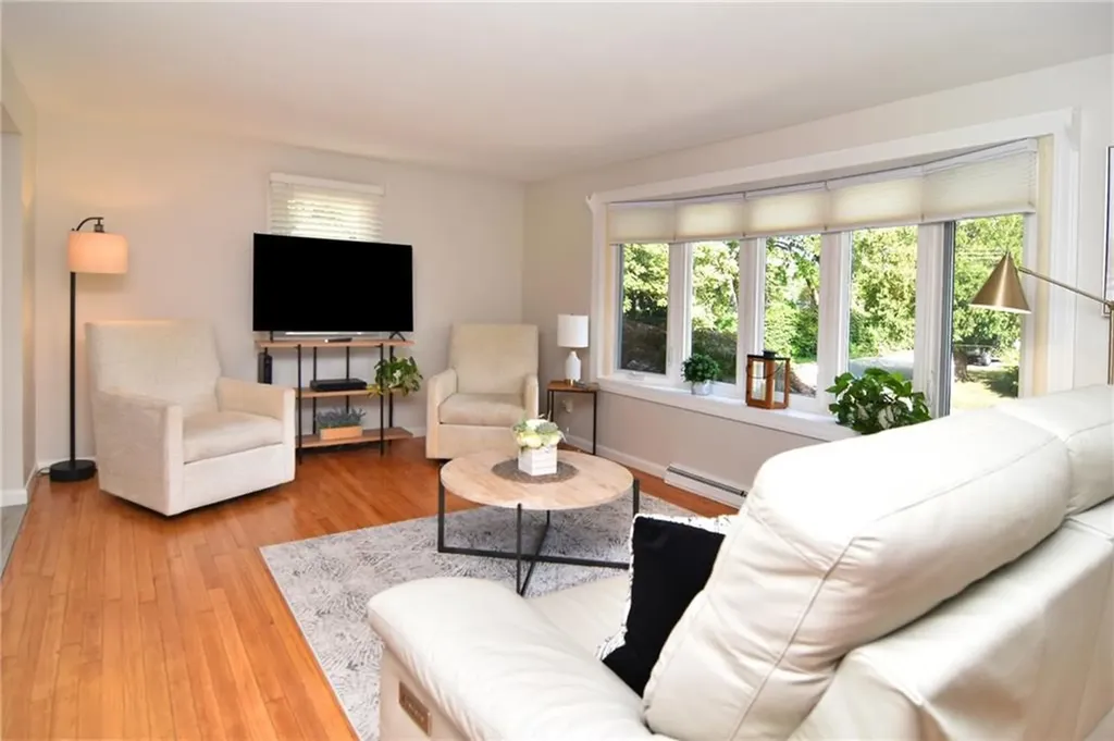 52 Woodridge Road Narragansett RI 02882