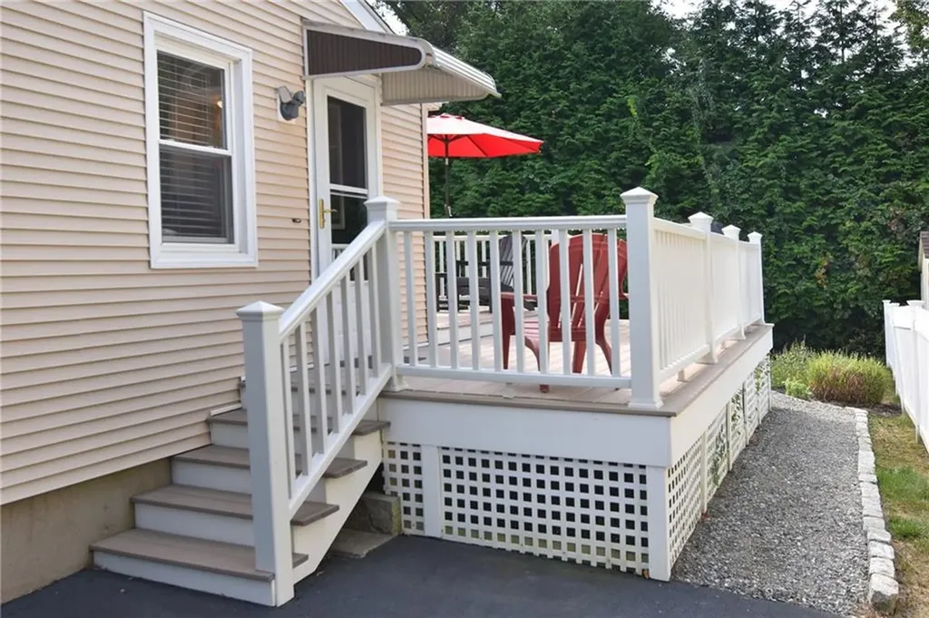 52 Woodridge Road Narragansett RI 02882
