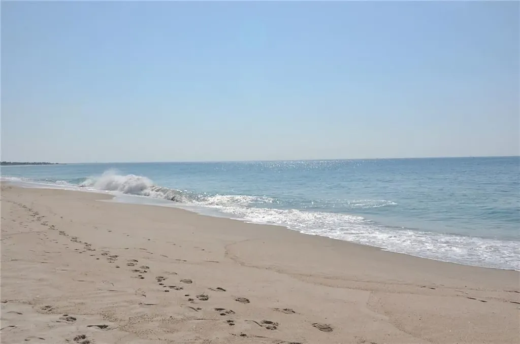 52 Woodridge Road Narragansett RI 02882