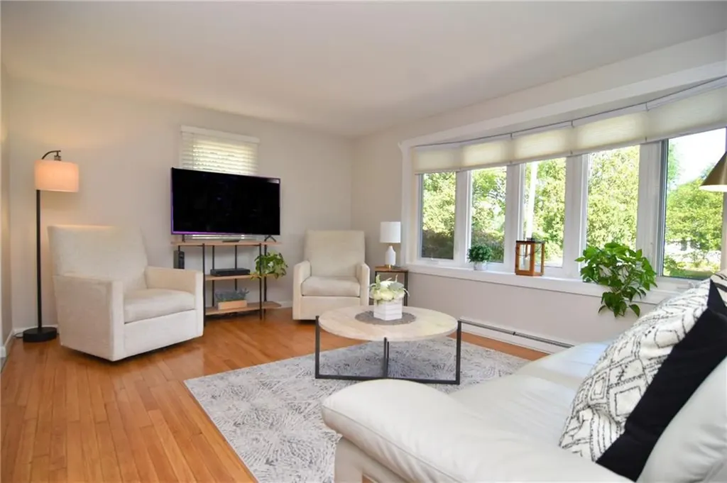 52 Woodridge Road Narragansett RI 02882