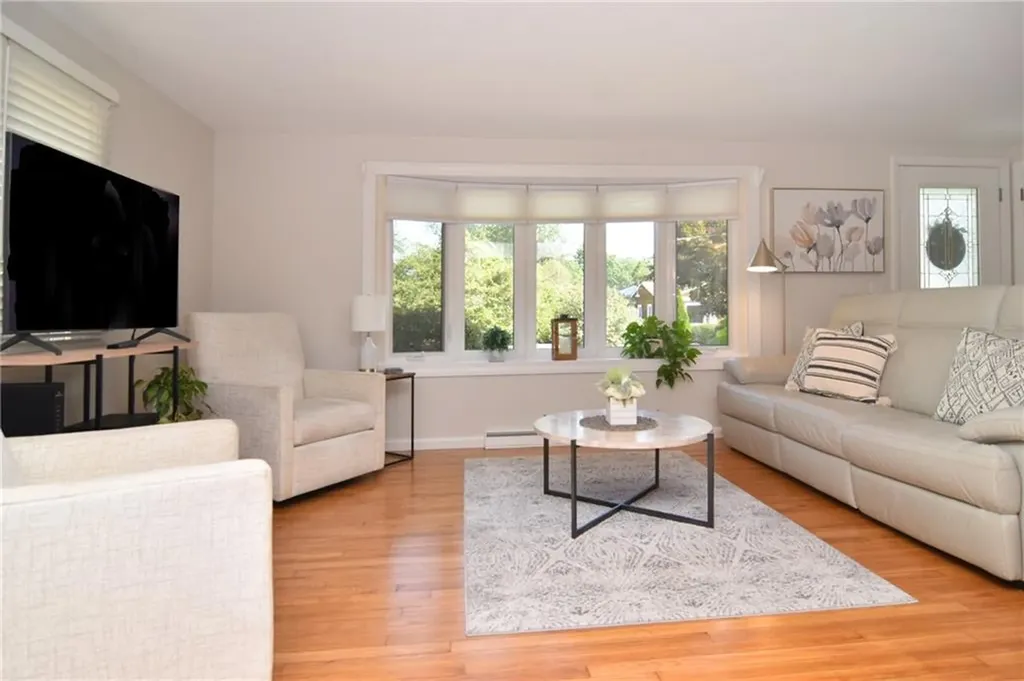52 Woodridge Road Narragansett RI 02882