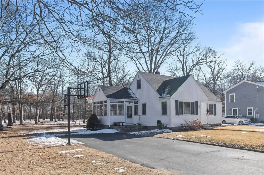 22 Helen Avenue Warwick RI 02886
