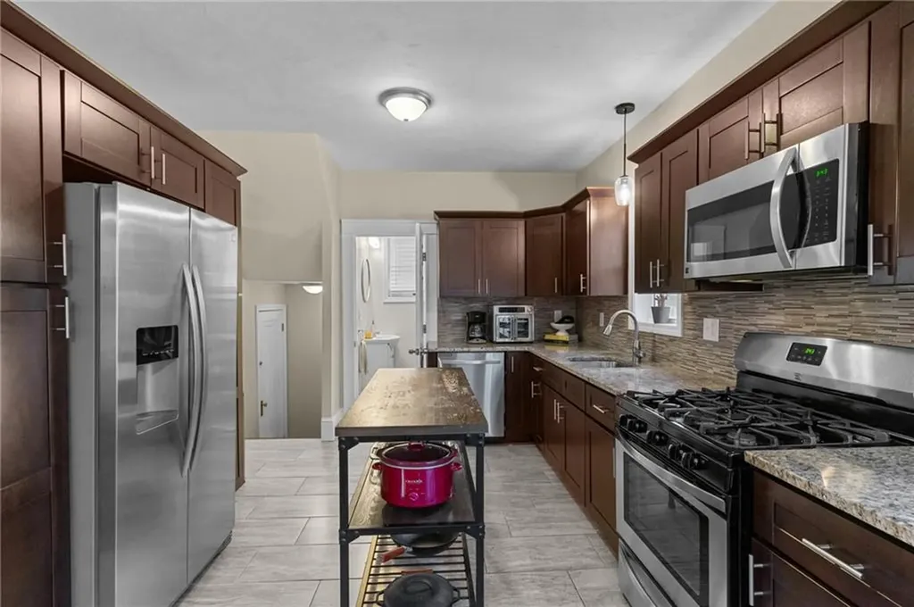 19 Bow Street Cranston RI 02905