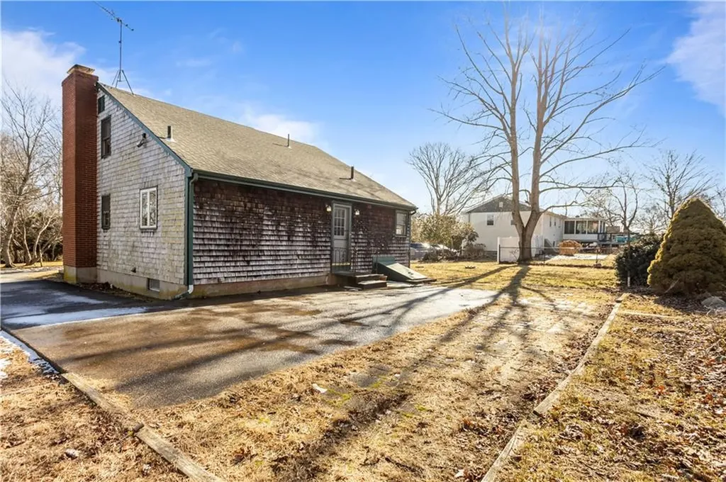 43 Watuppa Avenue Tiverton RI 02878