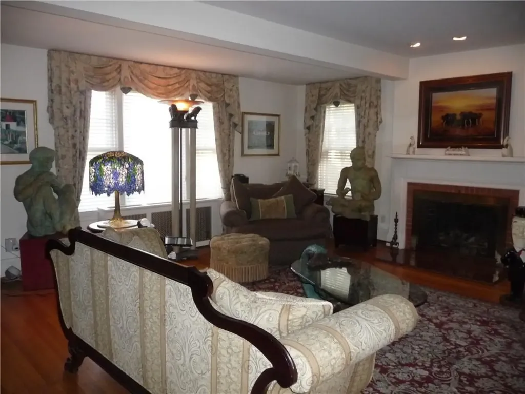 15 Kensington Road Cranston RI 02905