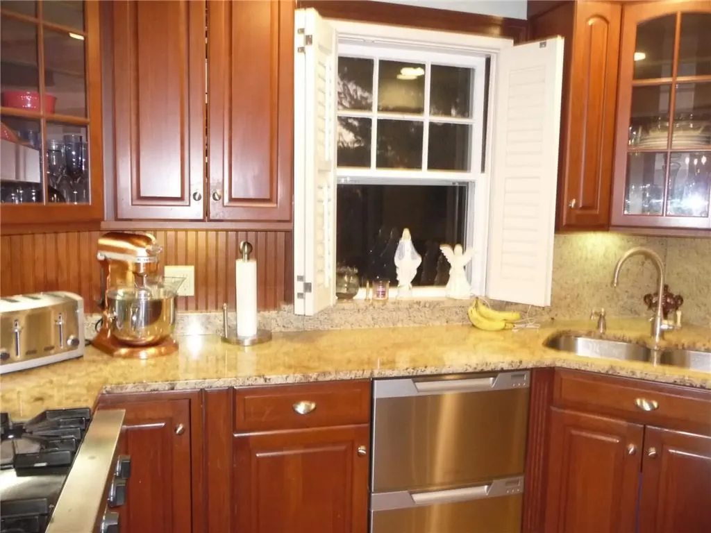 15 Kensington Road Cranston RI 02905