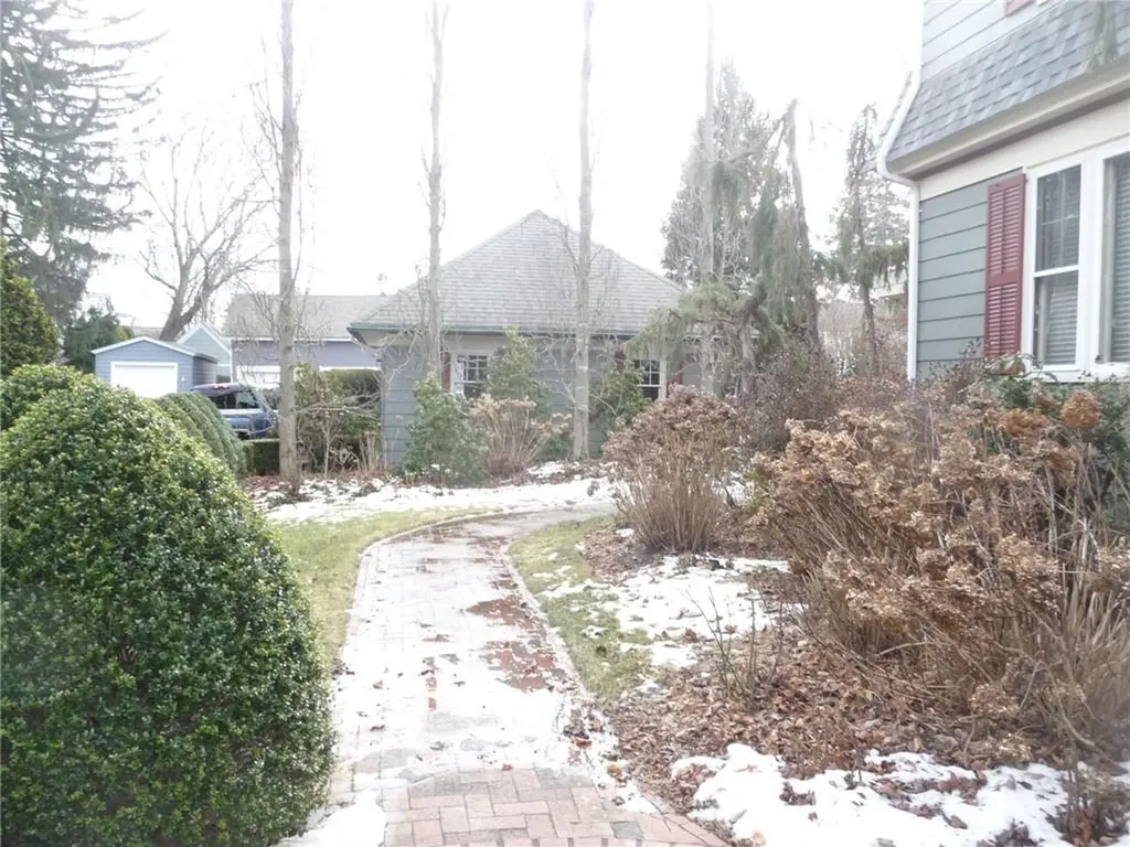 15 Kensington Road Cranston RI 02905