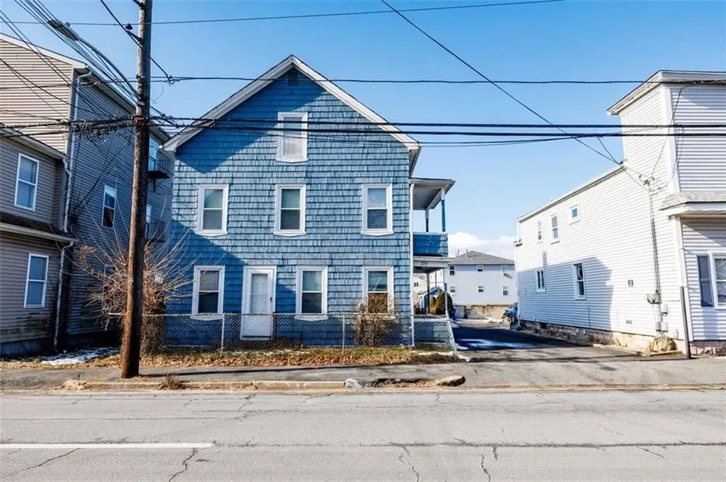379 381 Metacom Avenue Warren RI 02885