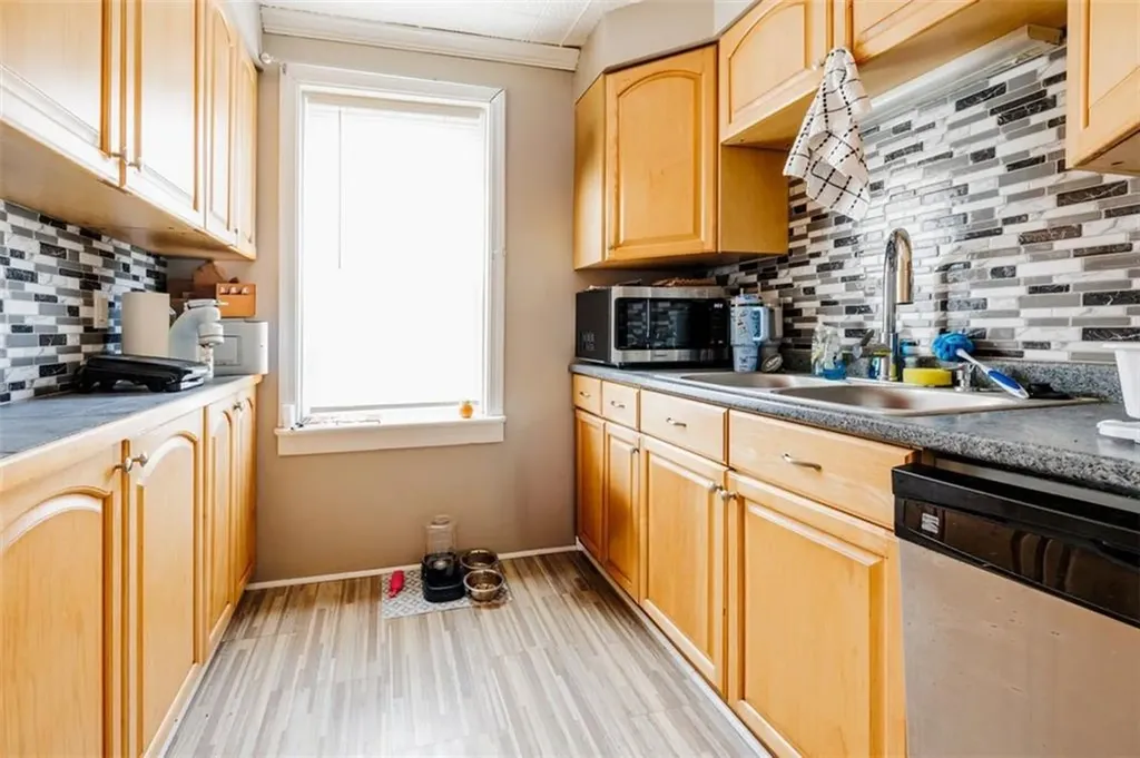 379 381 Metacom Avenue Warren RI 02885