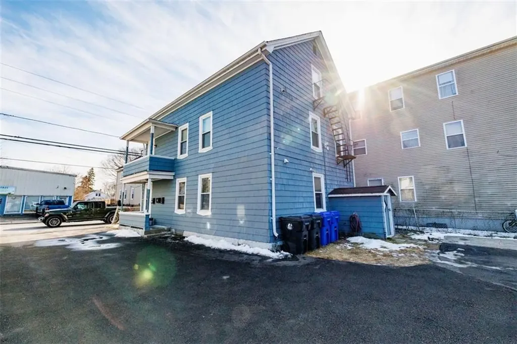 379 381 Metacom Avenue Warren RI 02885