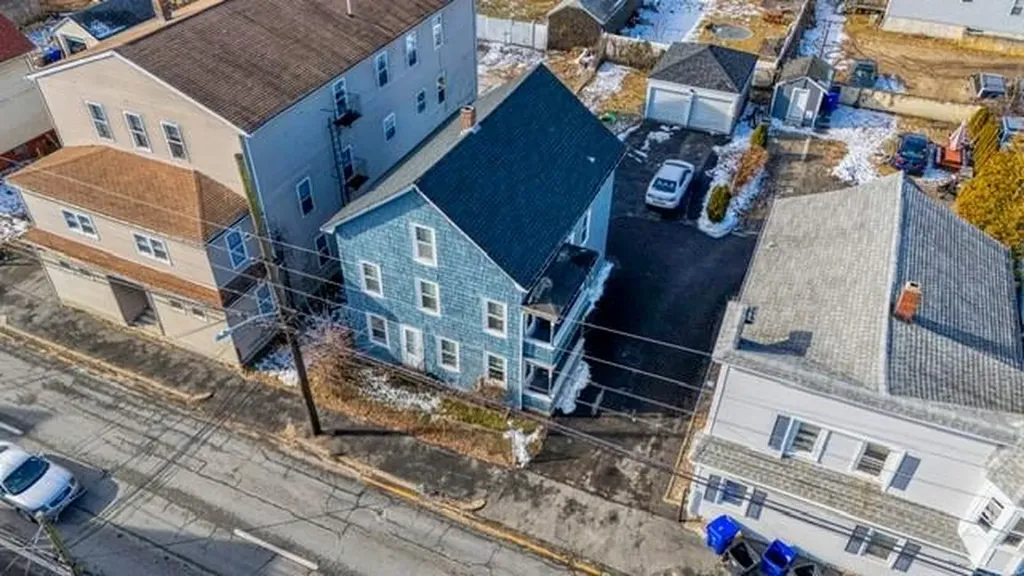 379 381 Metacom Avenue Warren RI 02885