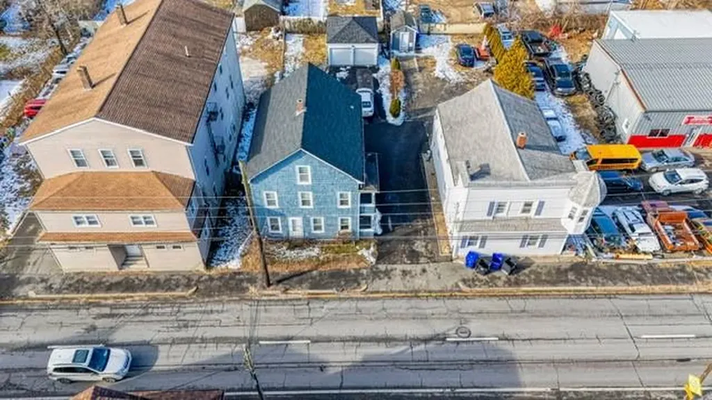 379 381 Metacom Avenue Warren RI 02885