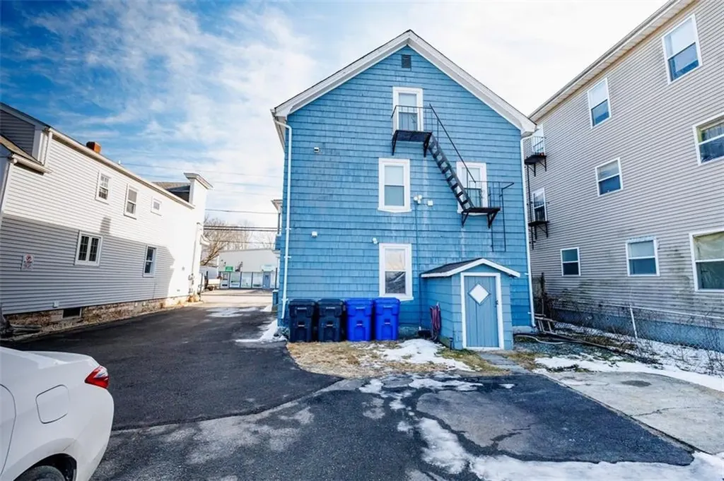 379 381 Metacom Avenue Warren RI 02885
