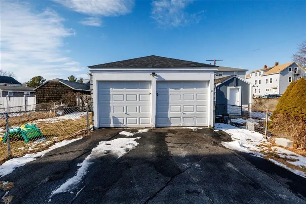 379 381 Metacom Avenue Warren RI 02885