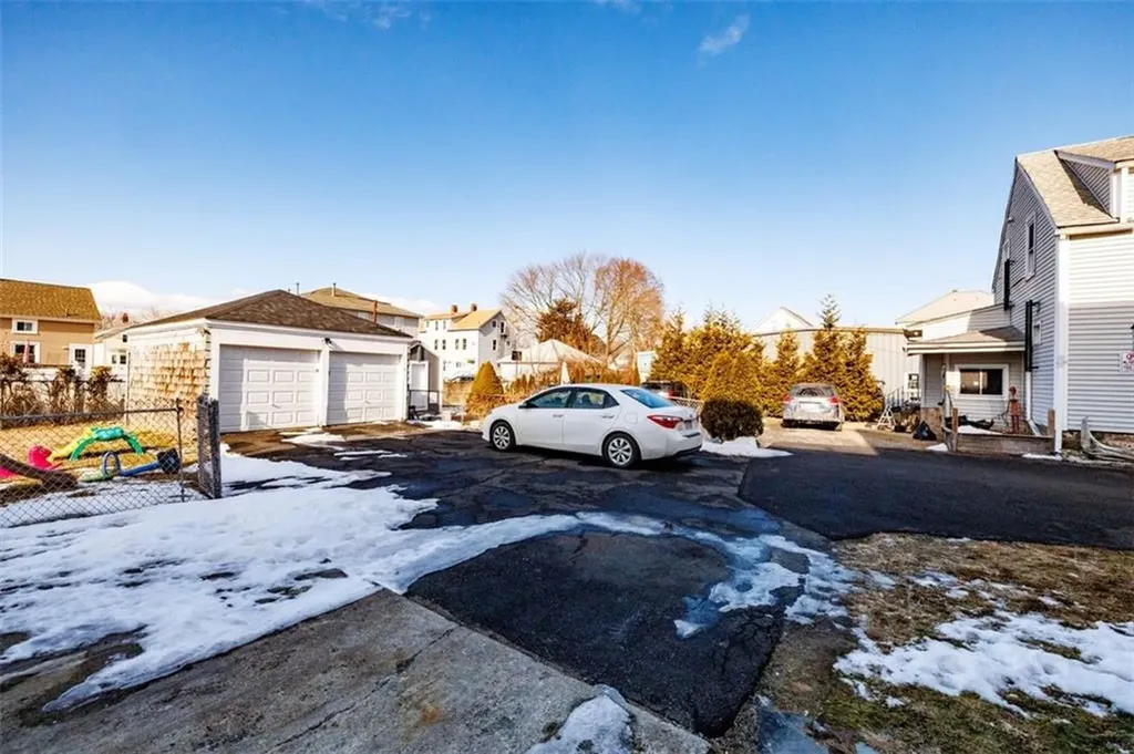 379 381 Metacom Avenue Warren RI 02885
