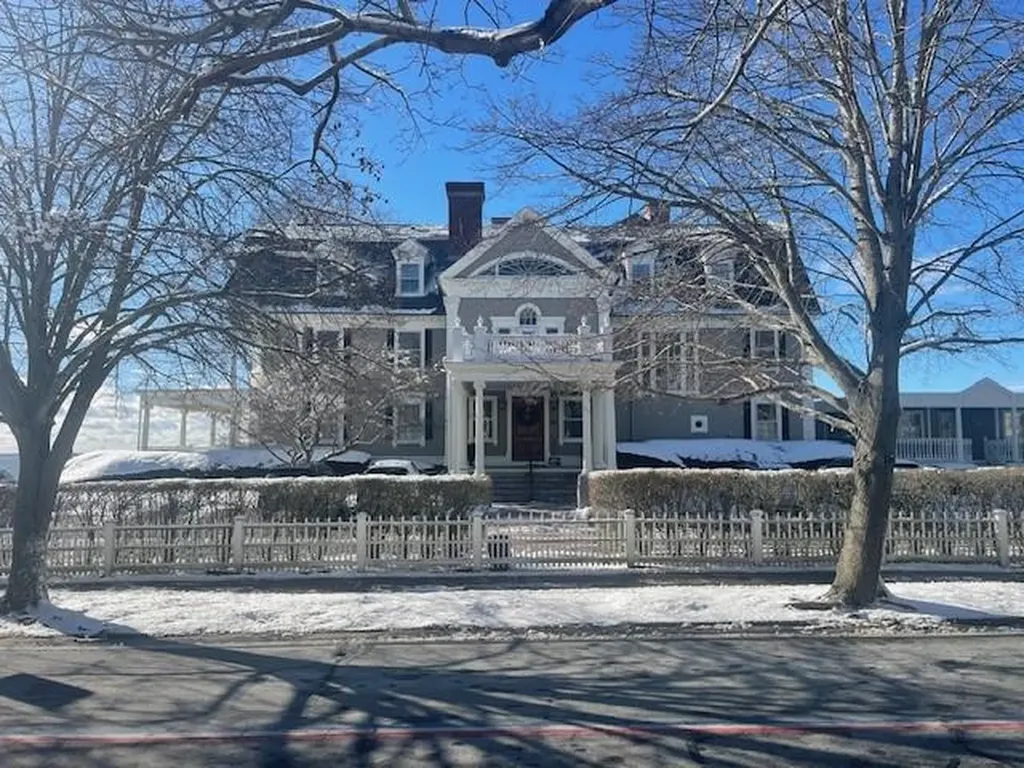 217 Hope Street Bristol RI 02809