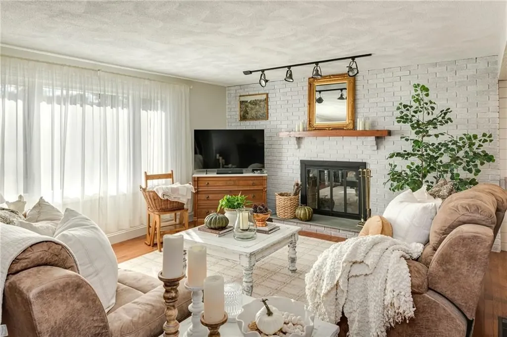 21 Geranium Circle Cranston RI 02920