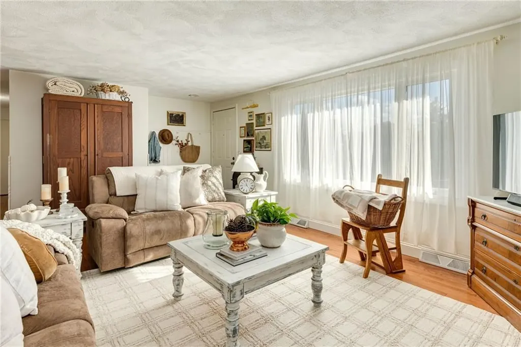 21 Geranium Circle Cranston RI 02920