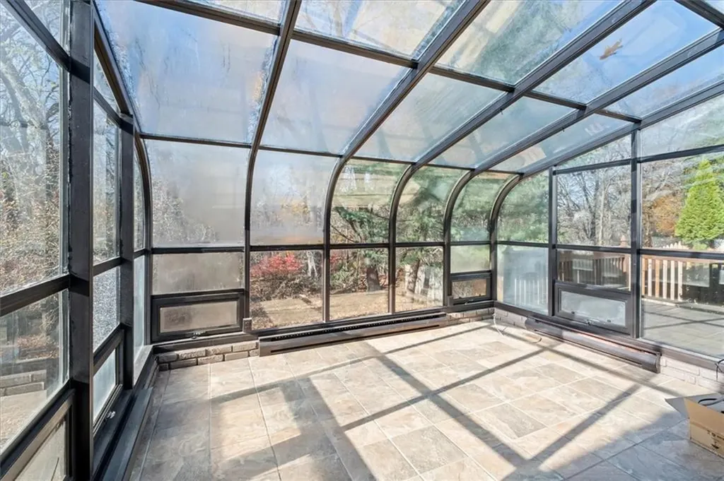 18 Roslyn Avenue Cranston RI 02910