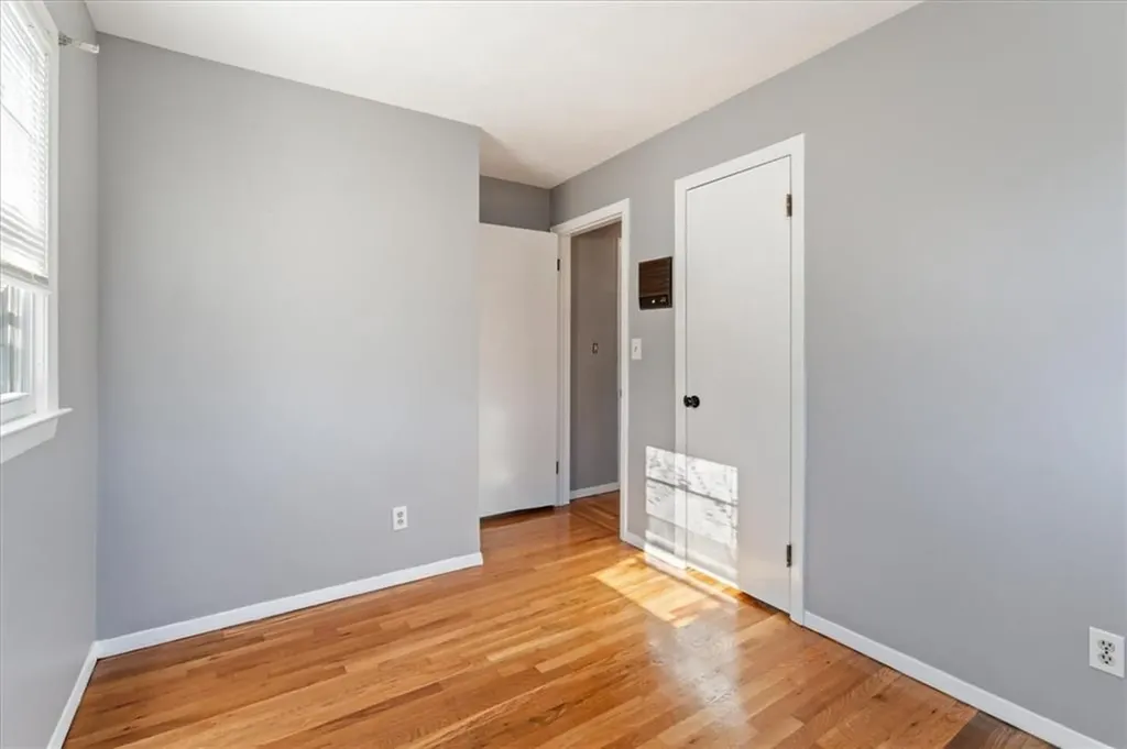 18 Roslyn Avenue Cranston RI 02910