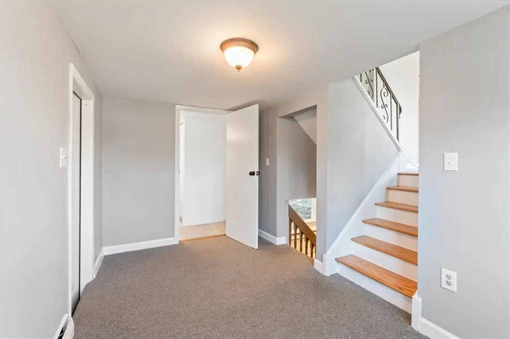 18 Roslyn Avenue Cranston RI 02910