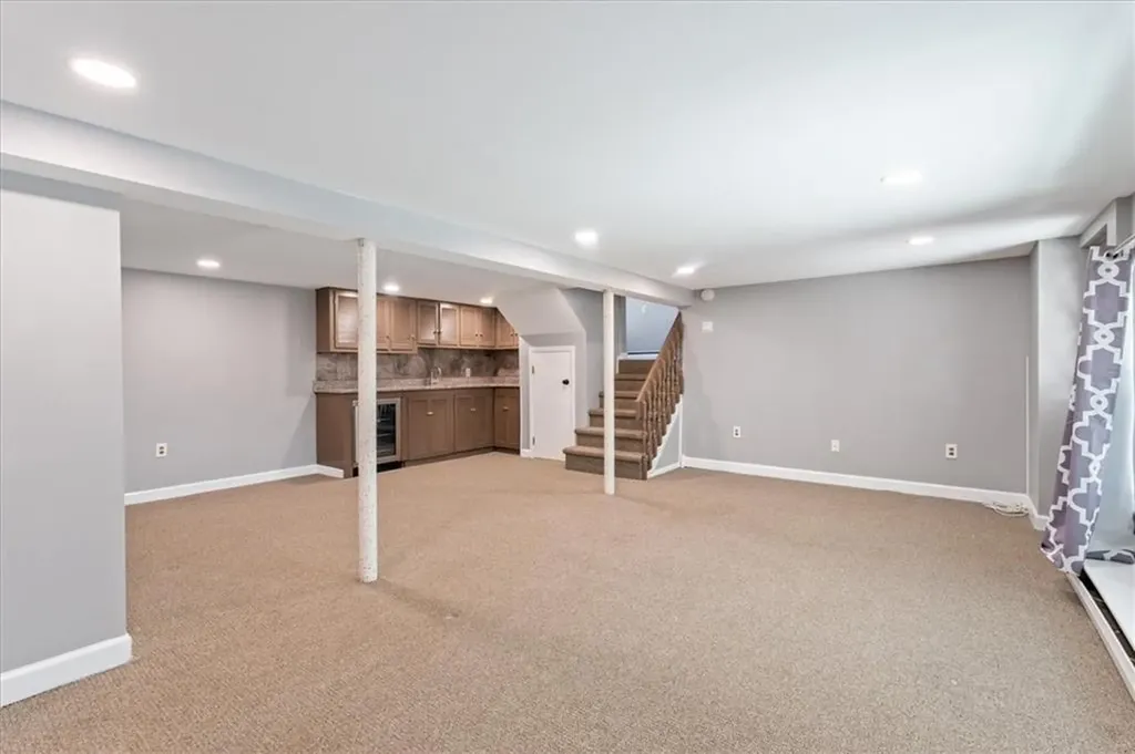 18 Roslyn Avenue Cranston RI 02910