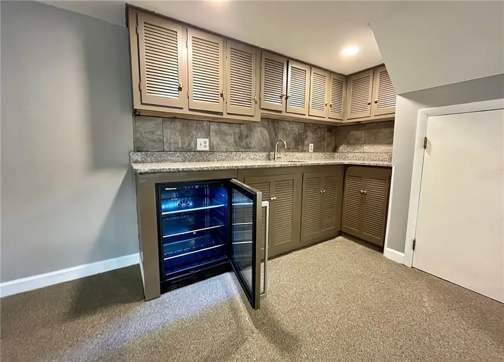 18 Roslyn Avenue Cranston RI 02910