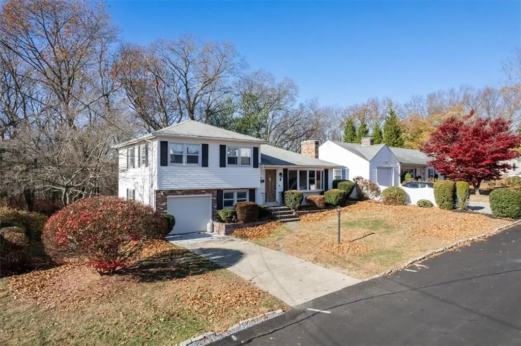 18 Roslyn Avenue Cranston RI 02910