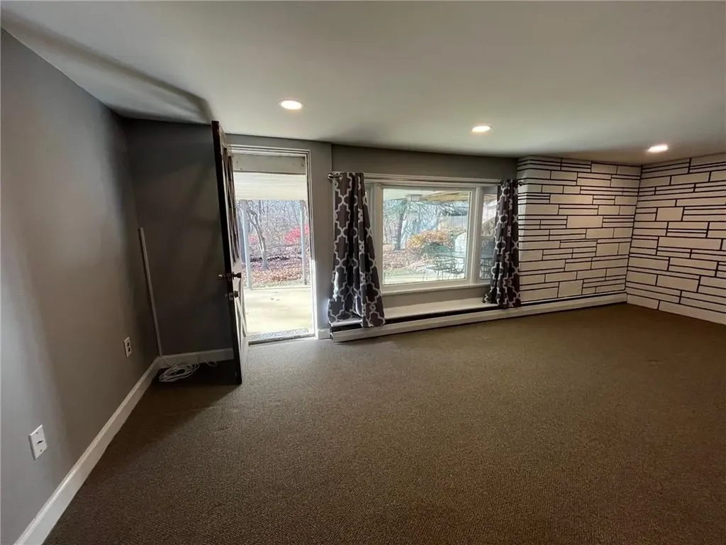 18 Roslyn Avenue Cranston RI 02910