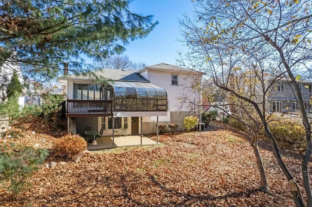 18 Roslyn Avenue Cranston RI 02910