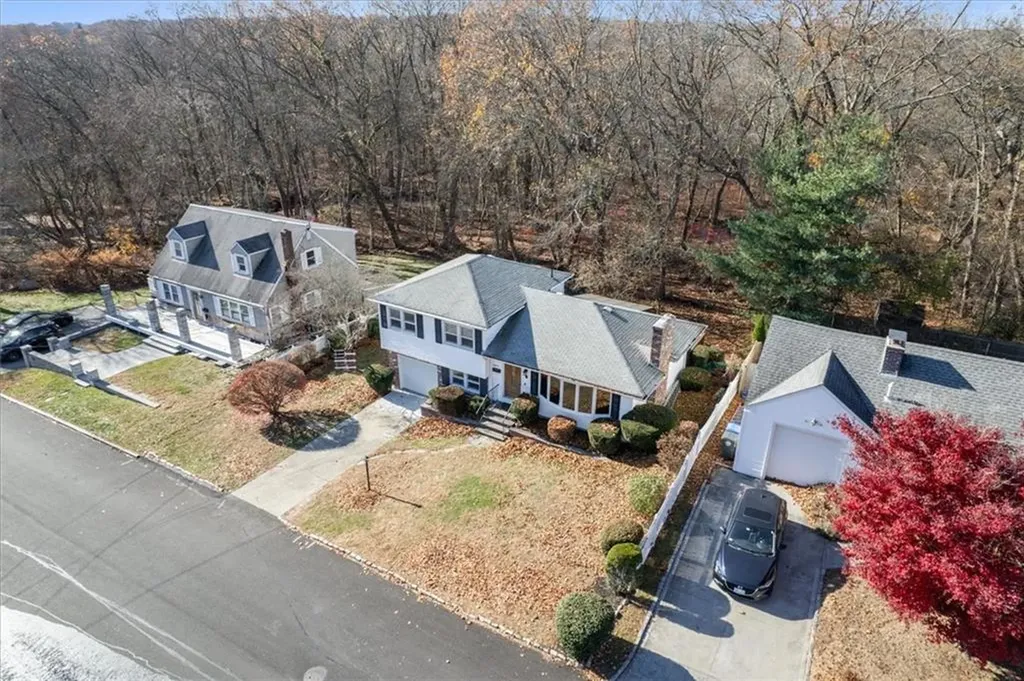 18 Roslyn Avenue Cranston RI 02910