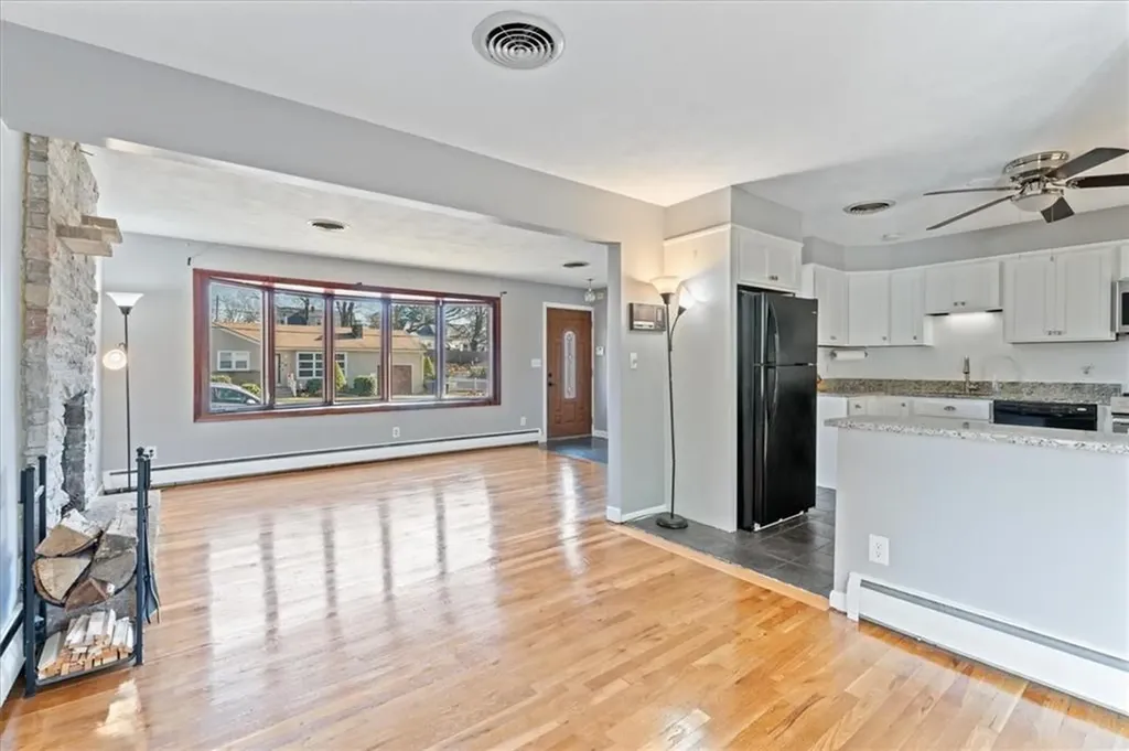 18 Roslyn Avenue Cranston RI 02910