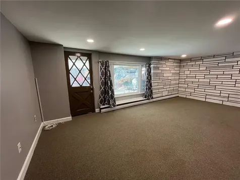 18 Roslyn Avenue Cranston RI 02910