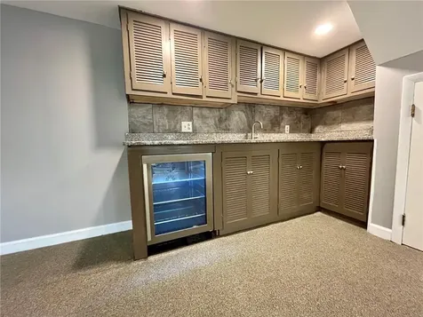 18 Roslyn Avenue Cranston RI 02910