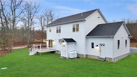 240 Meadow View Lane Tiverton RI 02878