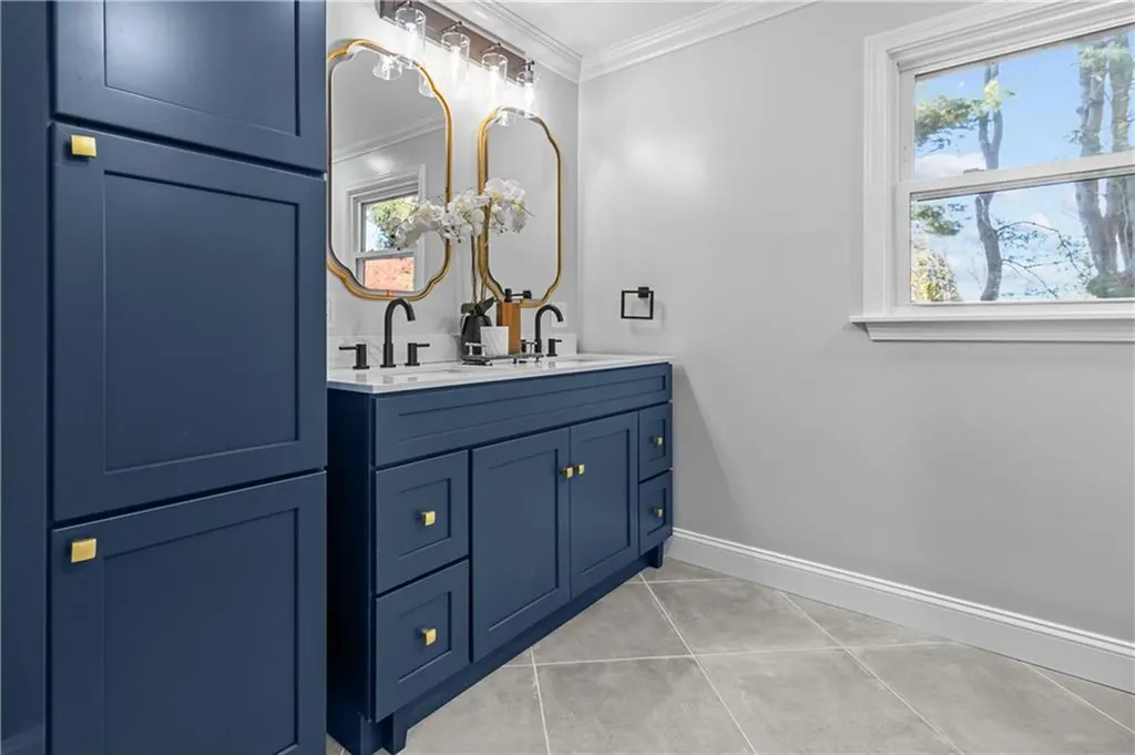 32 Jane Lane Bristol RI 02809