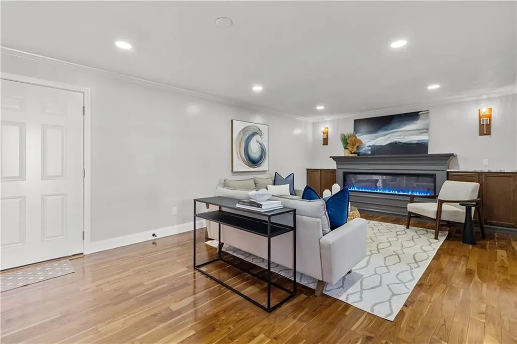 32 Jane Lane Bristol RI 02809