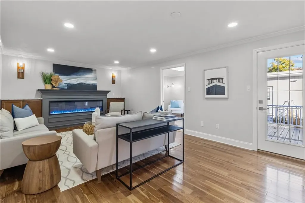 32 Jane Lane Bristol RI 02809