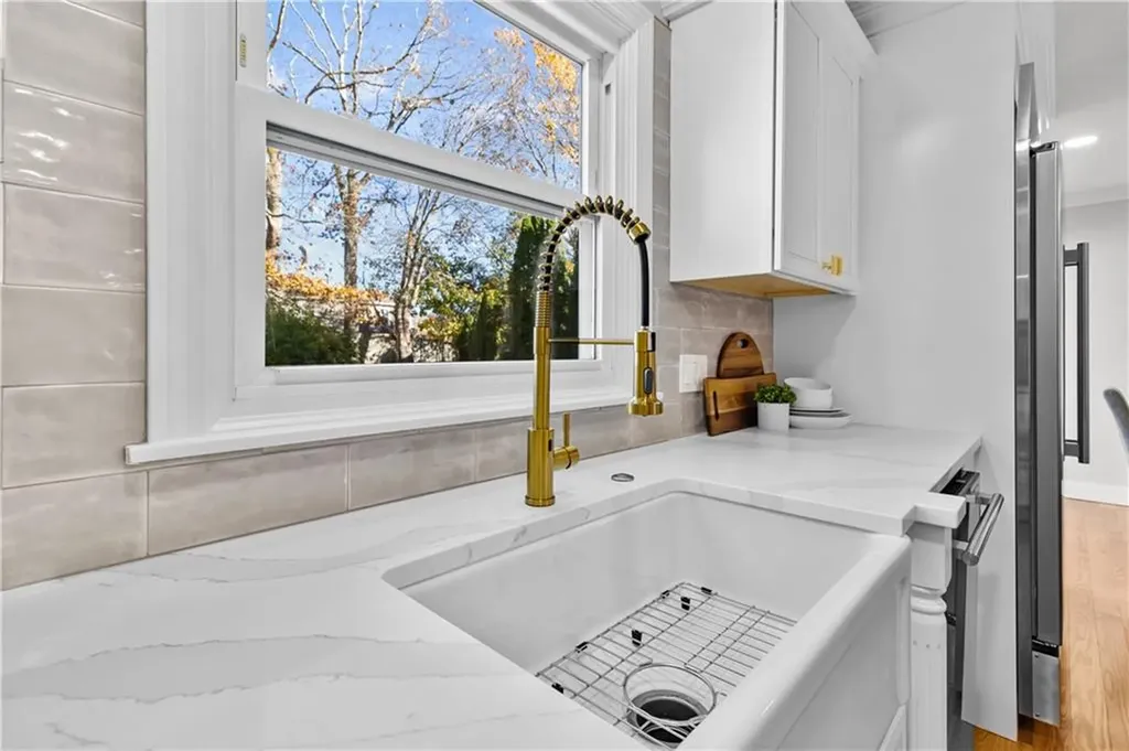 32 Jane Lane Bristol RI 02809