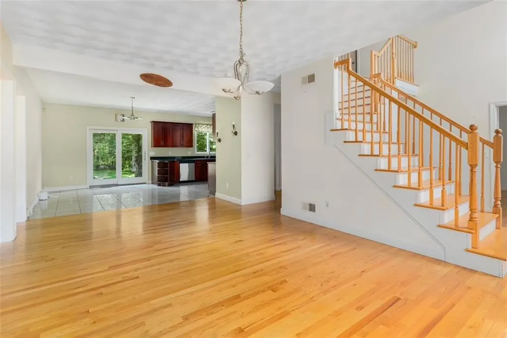 18 Ridgevale Court Cranston RI 02921
