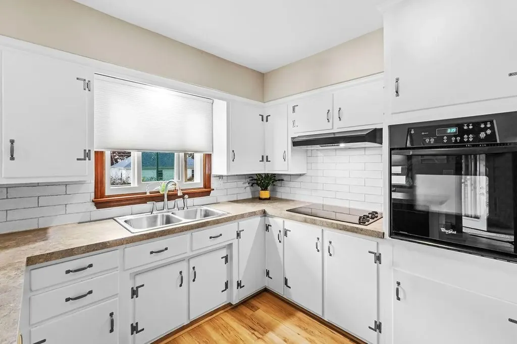 15 Terrace Avenue Tiverton RI 02878