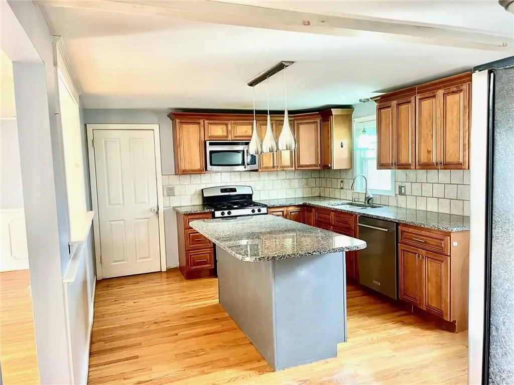 9 Oakdale Street Warwick RI 02888