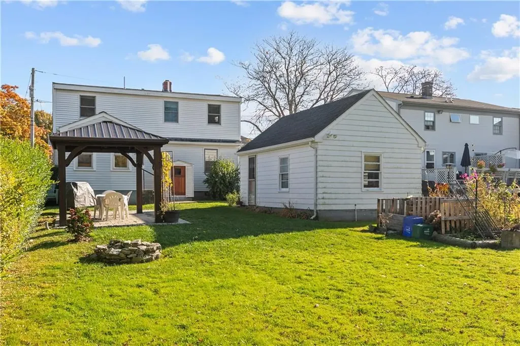 14 Foxhill Avenue Bristol RI 02809