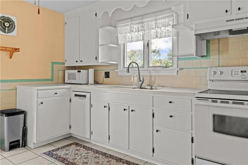 14 Foxhill Avenue Bristol RI 02809