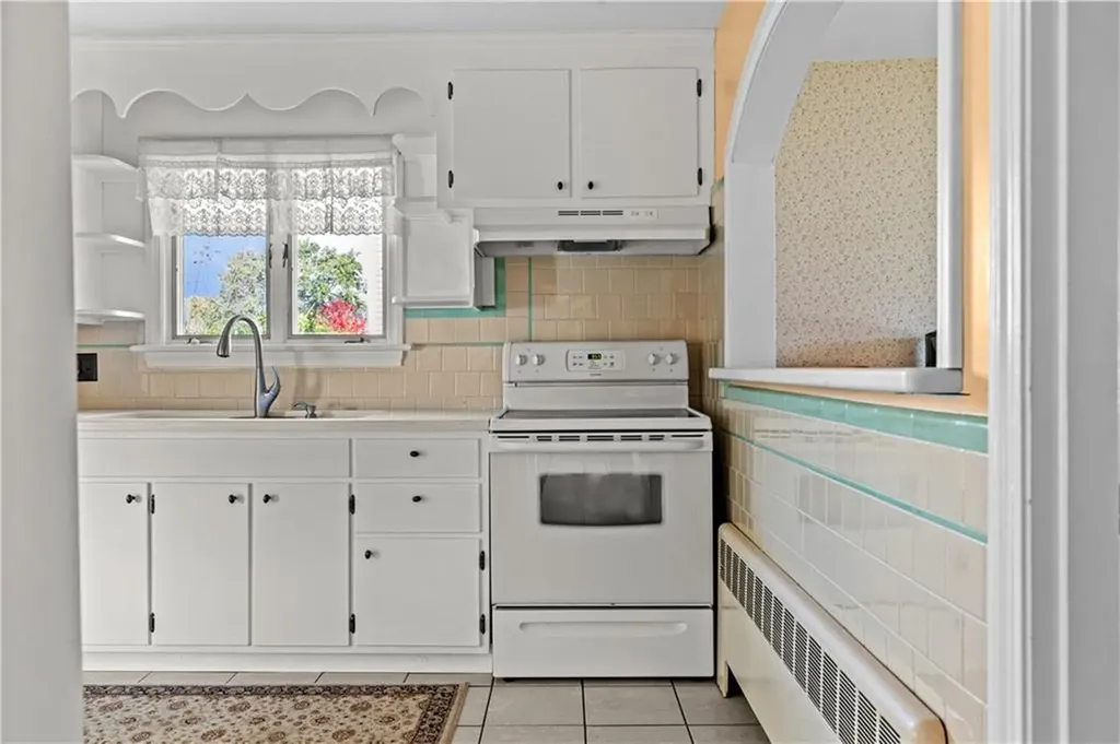 14 Foxhill Avenue Bristol RI 02809