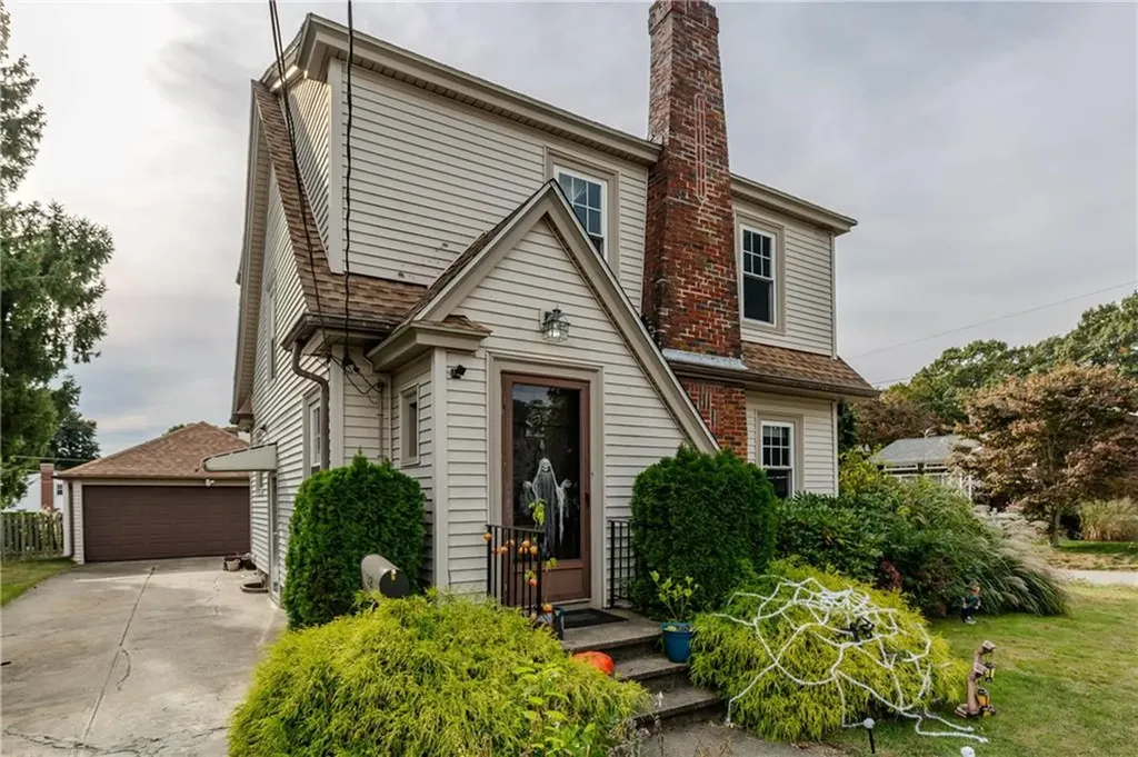 32 Lockmere Road Cranston RI 02910