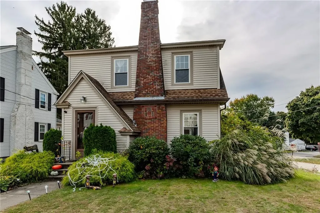 32 Lockmere Road Cranston RI 02910