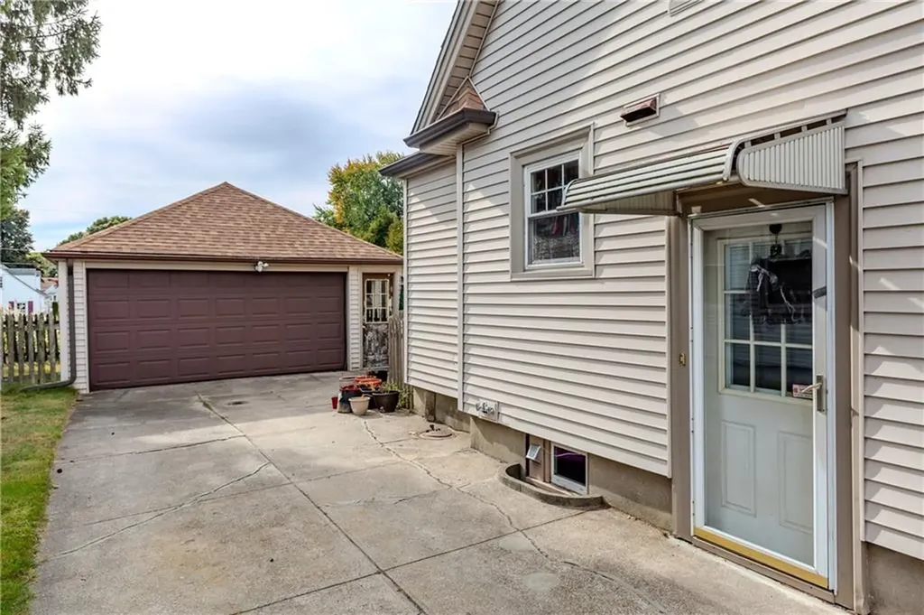 32 Lockmere Road Cranston RI 02910